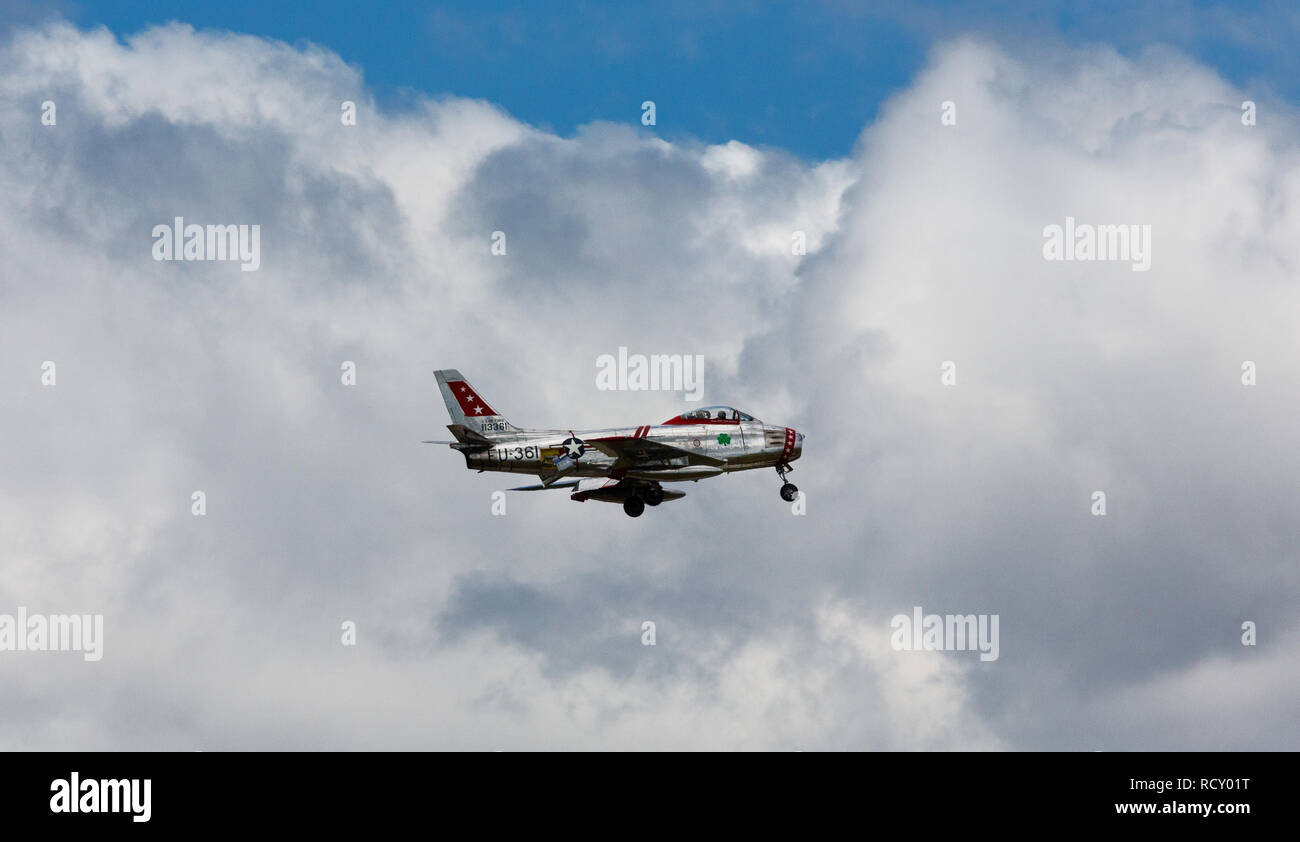 North American F-86 Sabre transonico, ala a freccia jet fighter dalla guerra di Corea suona presso air show Foto Stock