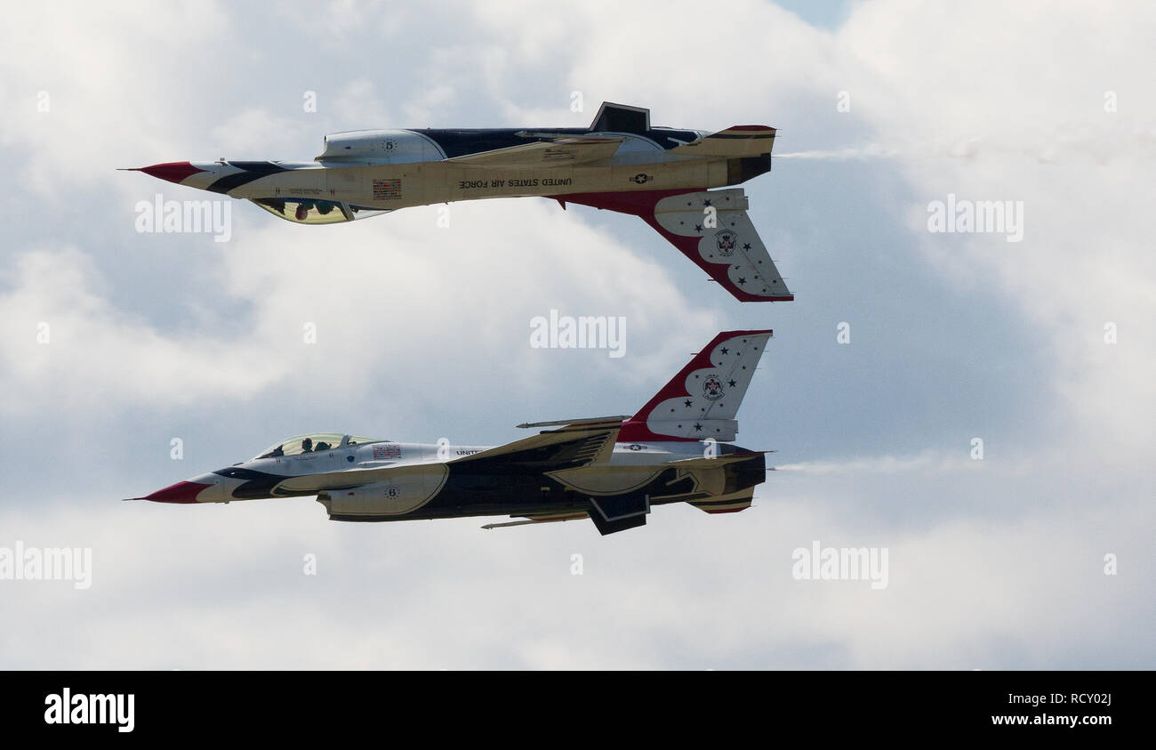 Thunderbirds US Air Force performance team formazione battenti General Dynamics F-16 Fighting Falcon in Selfridge ANG air show Foto Stock