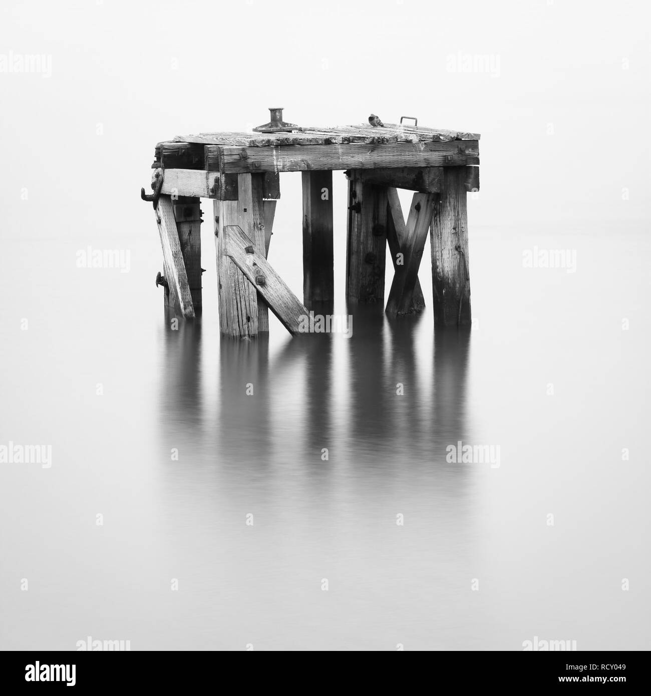 Una lunga esposizione del vecchio molo nel fiume Tyne rende l'acqua liscia come seta e aggiunge un dolce riflesso alla superficie. Foto Stock