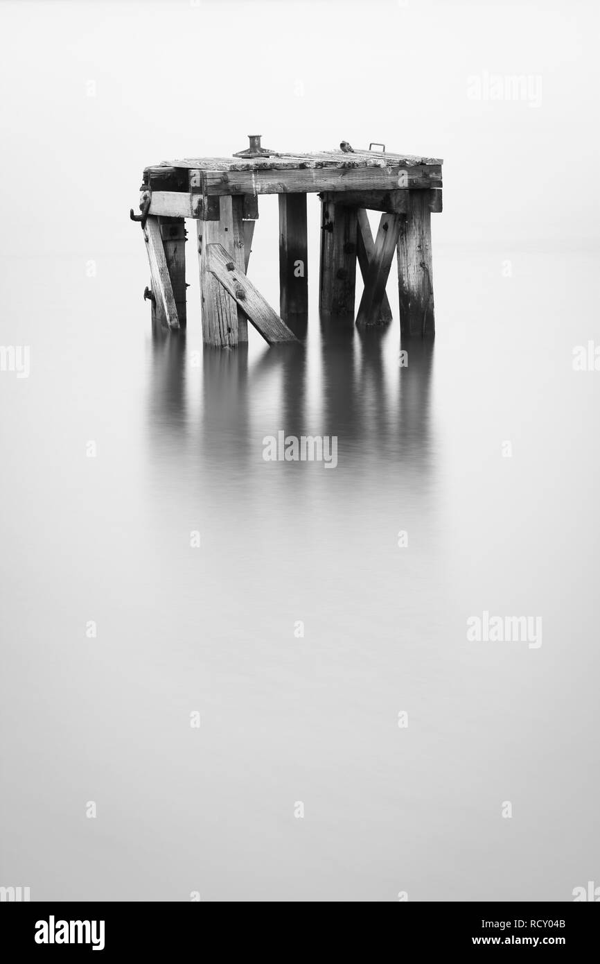 Una lunga esposizione del vecchio molo nel fiume Tyne rende l'acqua liscia come seta e aggiunge un dolce riflesso alla superficie. Foto Stock