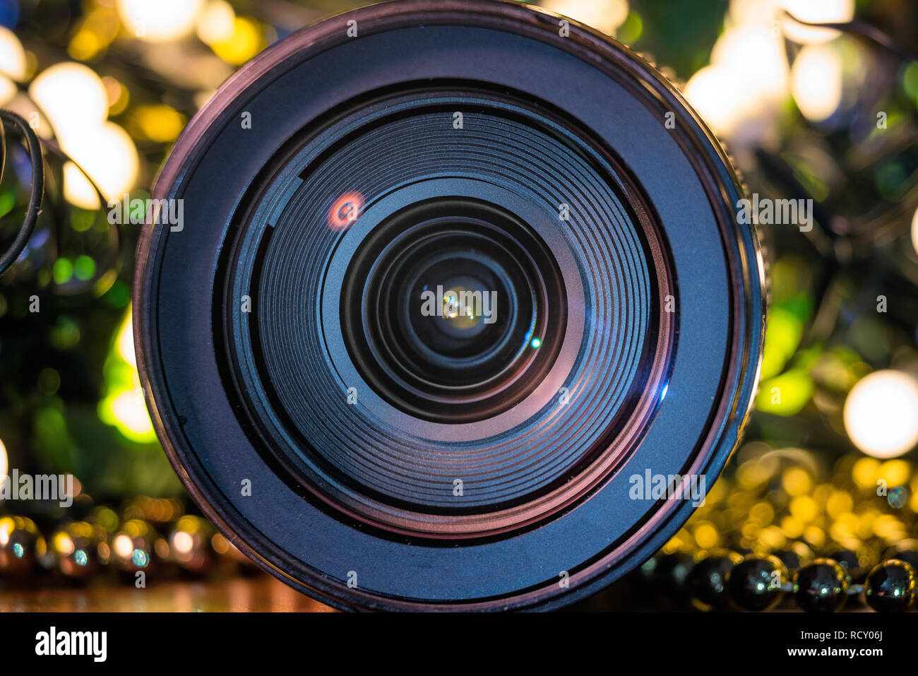 Close up la lente della fotocamera frontale con defocalizzata bokeh di  palline in background. Attrezzatura fotografica Foto stock - Alamy