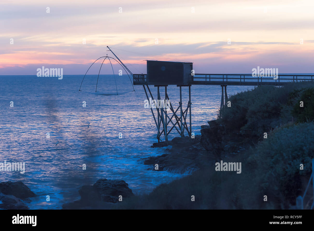 Pier e cabine per la pesca nell'Oceano Atlantico vicino a Nantes in Francia. Foto Stock