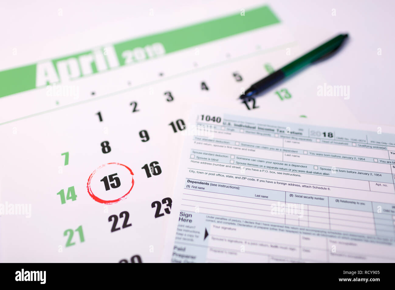 Calendario 2019 con 1040 imposta sul reddito modulo per il 2018 mostra giorno Tassa per il deposito in aprile 15 Foto Stock