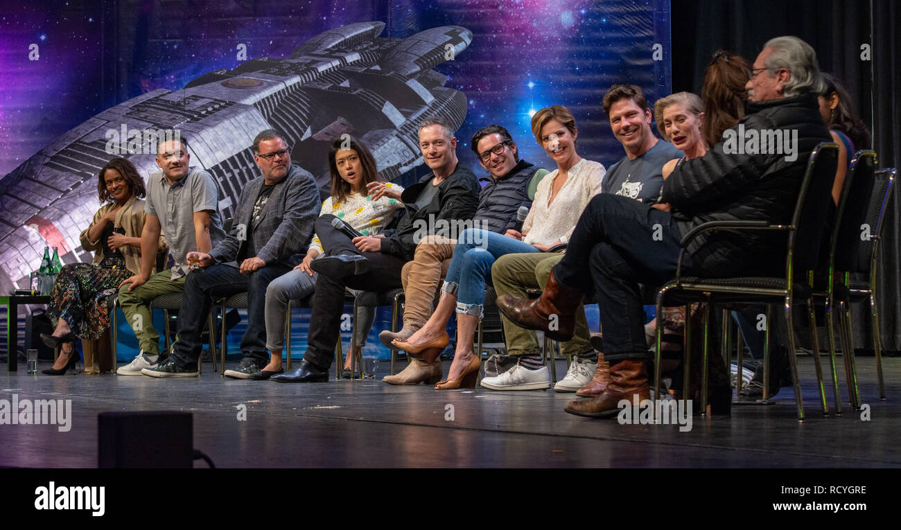 BONN, Germania - 19 Maggio 2018: Kandyse McClure, Aaron Douglas, Grazia Park, Tahmoh Penikett, James Callis, Tricia Helfer, Michael Trucco, Katee Sackhoff, Michael Hogan, Rekha Sharma, Mary McDonnell e Edward James Olmos, Battlestar Galactica Reunion, a Fedcon 27 Foto Stock