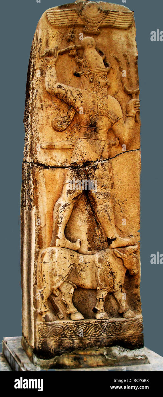 6427. Hittita dio delle tempeste ADAD, in piedi su un toro e che tiene nelle sue mani i rebbi che rappresenta il fulmine Foto Stock