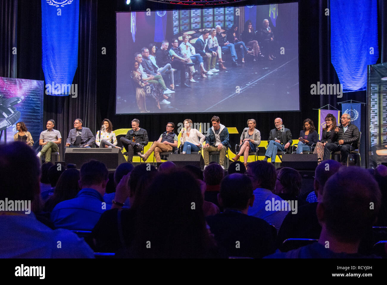 BONN, Germania - 19 Maggio 2018: Kandyse McClure, Alessandro Juliani, Aaron Douglas, Grazia Park, Tahmoh Penikett, James Callis, Tricia Helfer, Michael Trucco, Katee Sackhoff, Michael Hogan, Rekha Sharma, Mary McDonnell e Edward James Olmos a Fedcon 27 Foto Stock