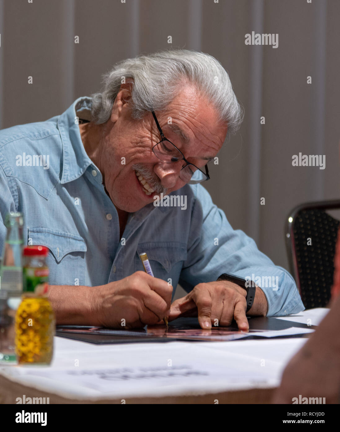 BONN, Germania - 19 Maggio 2018: Edward James Olmos (*1947, attore americano - Battlestar Galactica, Miami Vice) firma autografi per i fan a Fedcon 27, quattro giorni di sci-fi convenzione della ventola Foto Stock