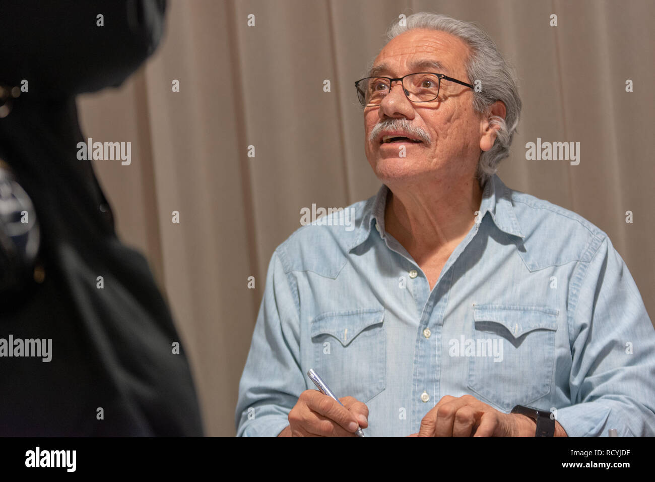 BONN, Germania - 19 Maggio 2018: Edward James Olmos (*1947, attore americano - Battlestar Galactica, Miami Vice) firma autografi per i fan a Fedcon 27, quattro giorni di sci-fi convenzione della ventola Foto Stock