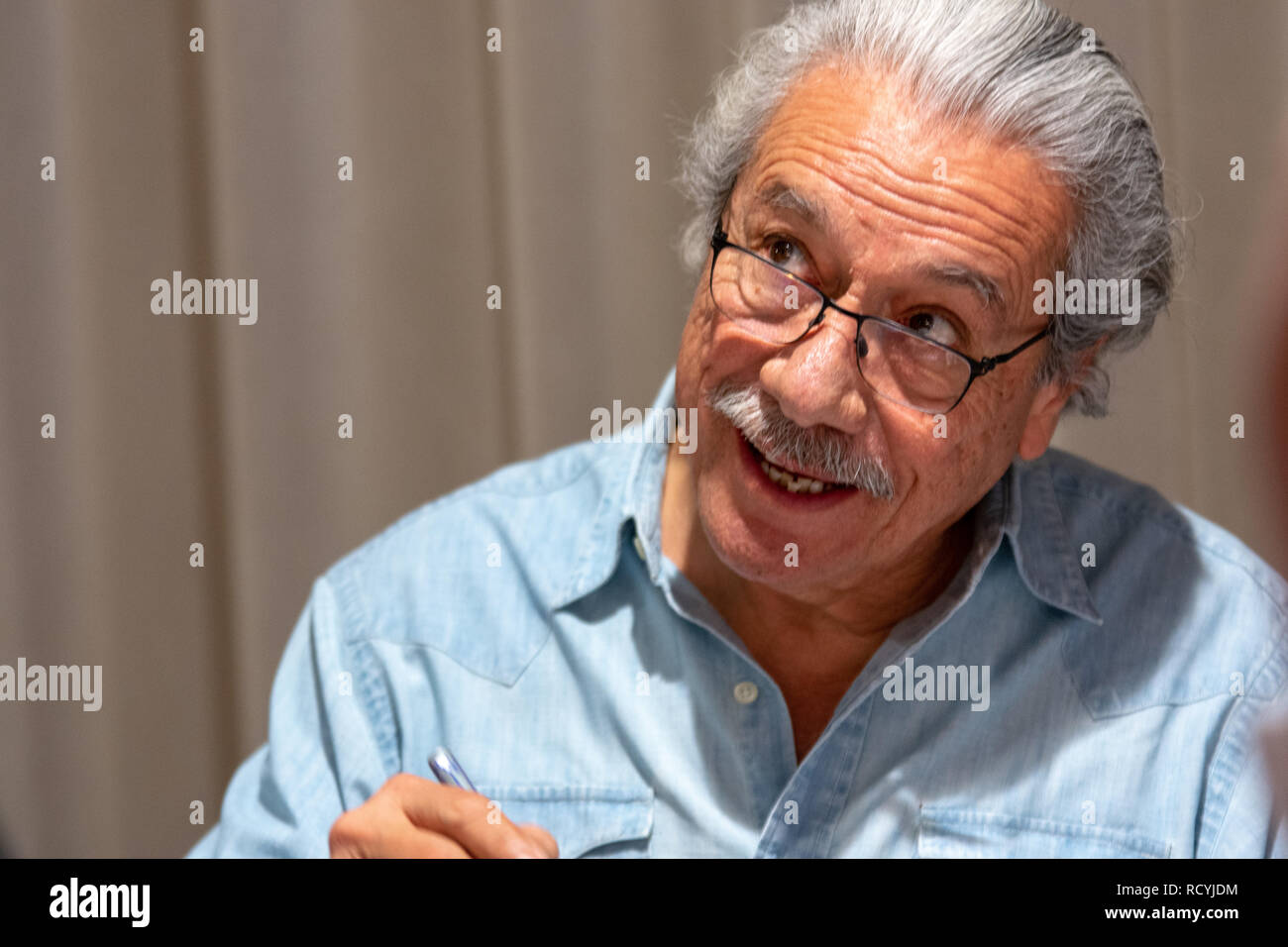 BONN, Germania - 19 Maggio 2018: Edward James Olmos (*1947, attore americano - Battlestar Galactica, Miami Vice) firma autografi per i fan a Fedcon 27, quattro giorni di sci-fi convenzione della ventola Foto Stock