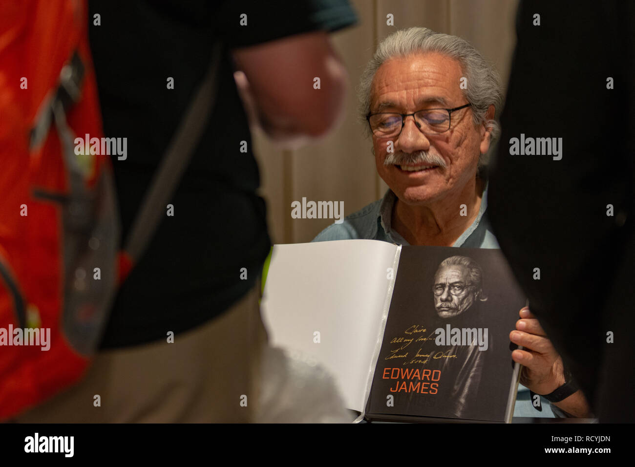 BONN, Germania - 19 Maggio 2018: Edward James Olmos (*1947, attore americano - Battlestar Galactica, Miami Vice) firma autografi per i fan a Fedcon 27, quattro giorni di sci-fi convenzione della ventola Foto Stock