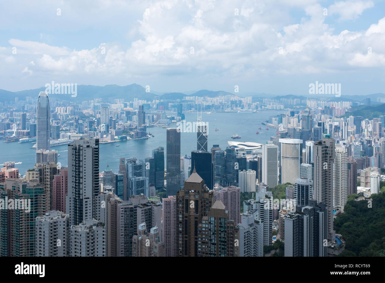 I visitatori alla sommità del Victoria Peak conosciuto anche come il picco sull isola di Hong Kong che guarda la vista Foto Stock