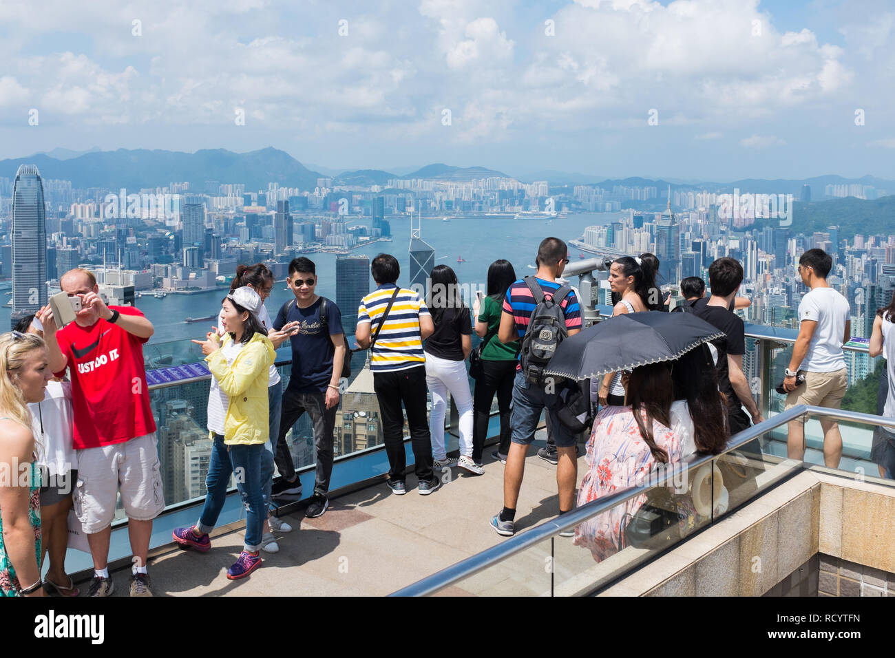 Visitatori sulla piattaforma di visualizzazione nella parte superiore della Victoria Peak, noto anche come il picco sull isola di Hong Kong che guarda la vista Foto Stock