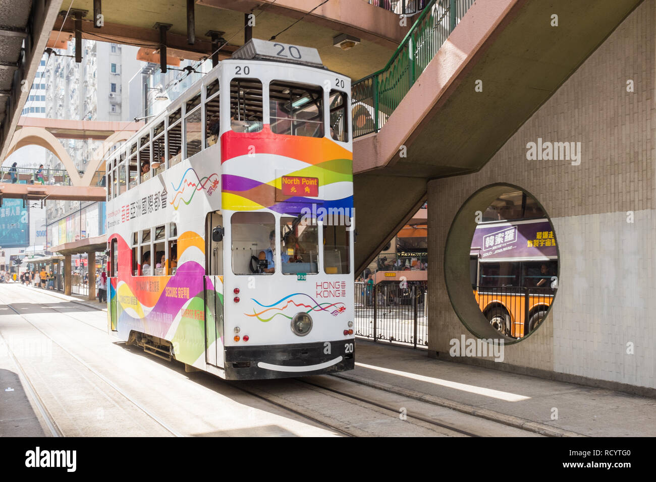 Il Tram che viaggiano attraverso il Distretto Centrale di Hong Kong Foto Stock