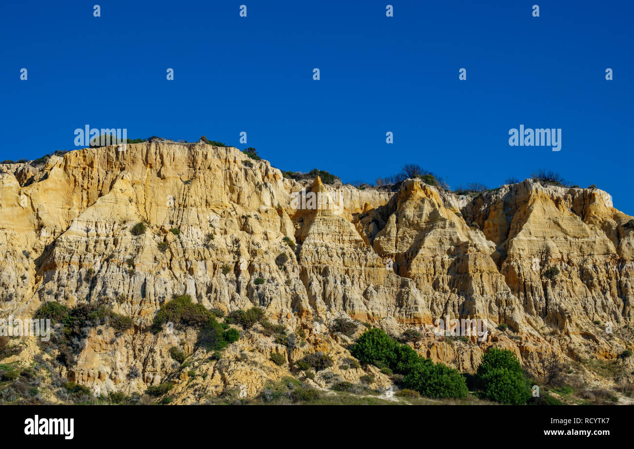 Montagna di sabbia contro il cielo blu chiaro, vista dal basso Foto Stock