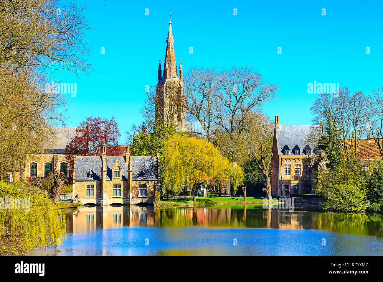Minnewater panorama sul lago, la torre gotica edificio, icona di Bruges, Belgio Foto Stock