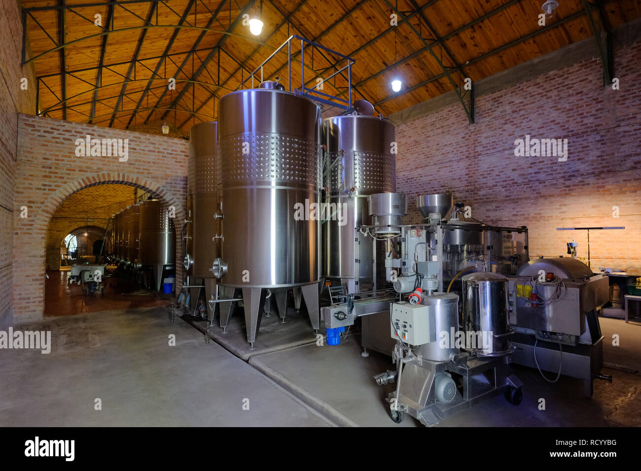 Serbatoi di acciaio inox per la fermentazione in moderno Malbec Fabbrica del vino, San Juan, Argentina, visto anche in Mendoza Foto Stock