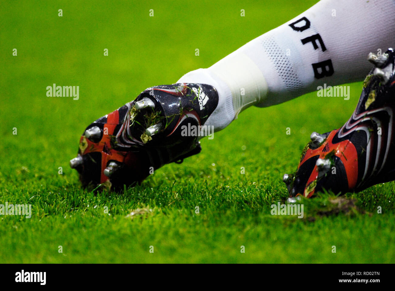 Arena Auf Schalke di Gelsenkirchen in Germania , 16.8.06 Partita internazionale di calcio amichevole, vs Germania Svezia 3:0 --- la parte inferiore della gamba e del piede del giocatore tedesco con logo DFB Foto Stock