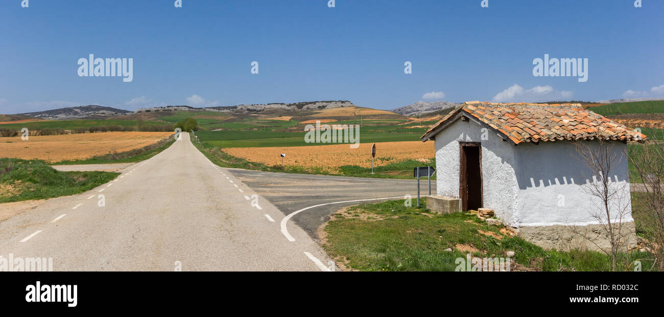 Panorama di una strada e un po' di casa bianca nel paesaggio di Castilla y Leon, Spagna Foto Stock
