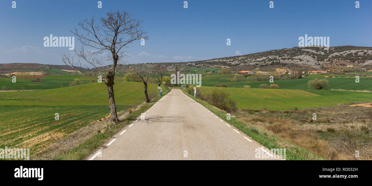 Panorama di una strada nel paesaggio di Castilla y Leon, Spagna Foto Stock