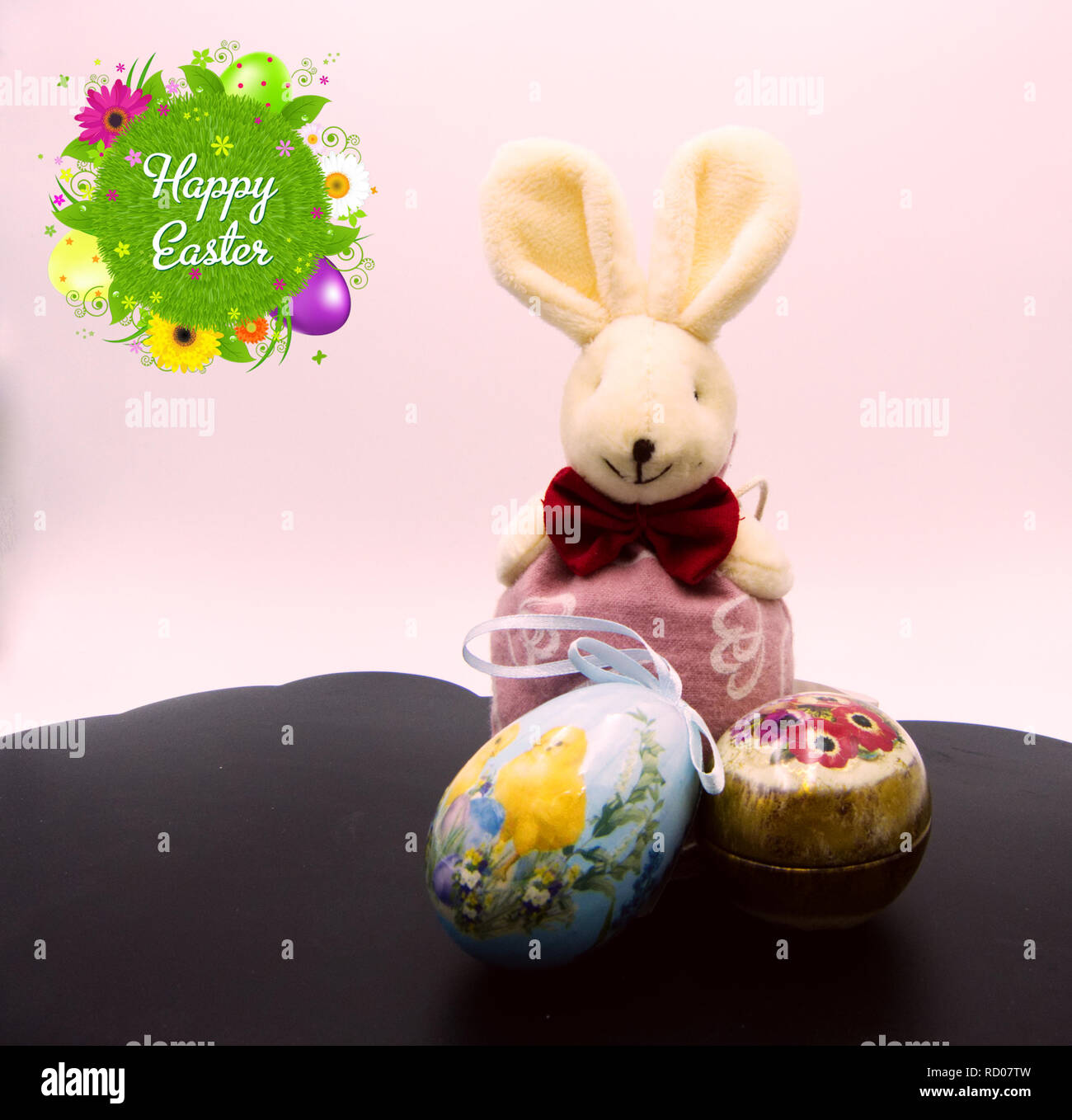 Buona Pasqua! Simpatico coniglio bunny con uova colorate Foto Stock