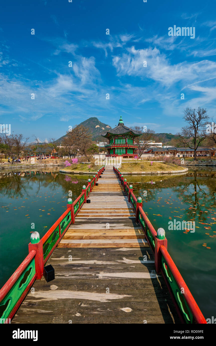 Hyangwonjeong Pavilion, il Palazzo Gyeongbokgung, Seoul, Corea del Sud Foto Stock Hyangwonjeong Pavilion, il Palazzo Gyeongbokgung, Seoul, Corea del Sud Foto Stock