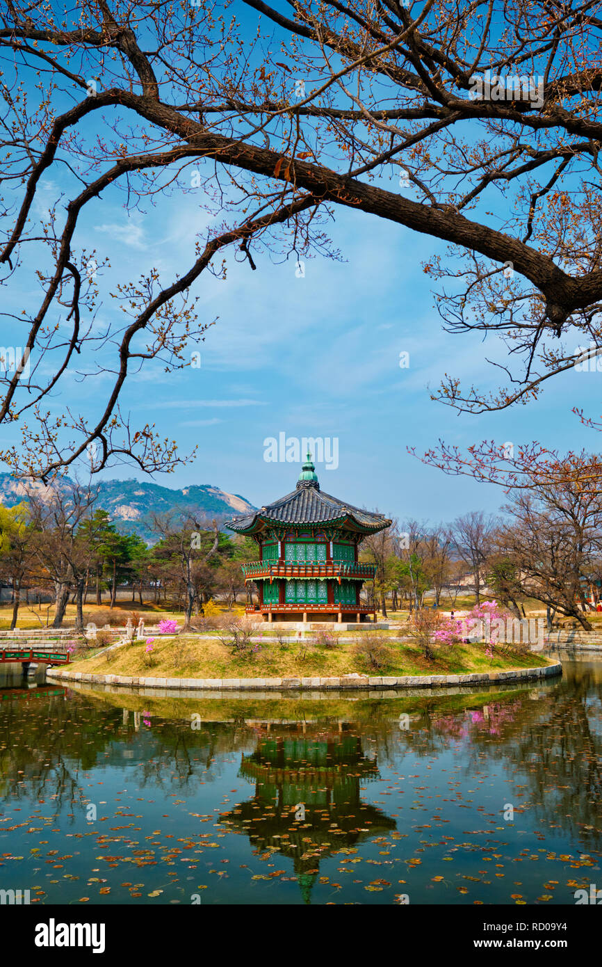 Hyangwonjeong Pavilion, il Palazzo Gyeongbokgung, Seoul, Corea del Sud Foto Stock Hyangwonjeong Pavilion, il Palazzo Gyeongbokgung, Seoul, Corea del Sud Foto Stock