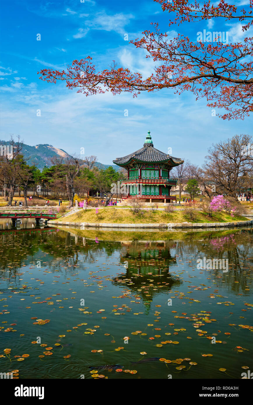 Hyangwonjeong Pavilion, il Palazzo Gyeongbokgung, Seoul, Corea del Sud Foto Stock Hyangwonjeong Pavilion, il Palazzo Gyeongbokgung, Seoul, Corea del Sud Foto Stock