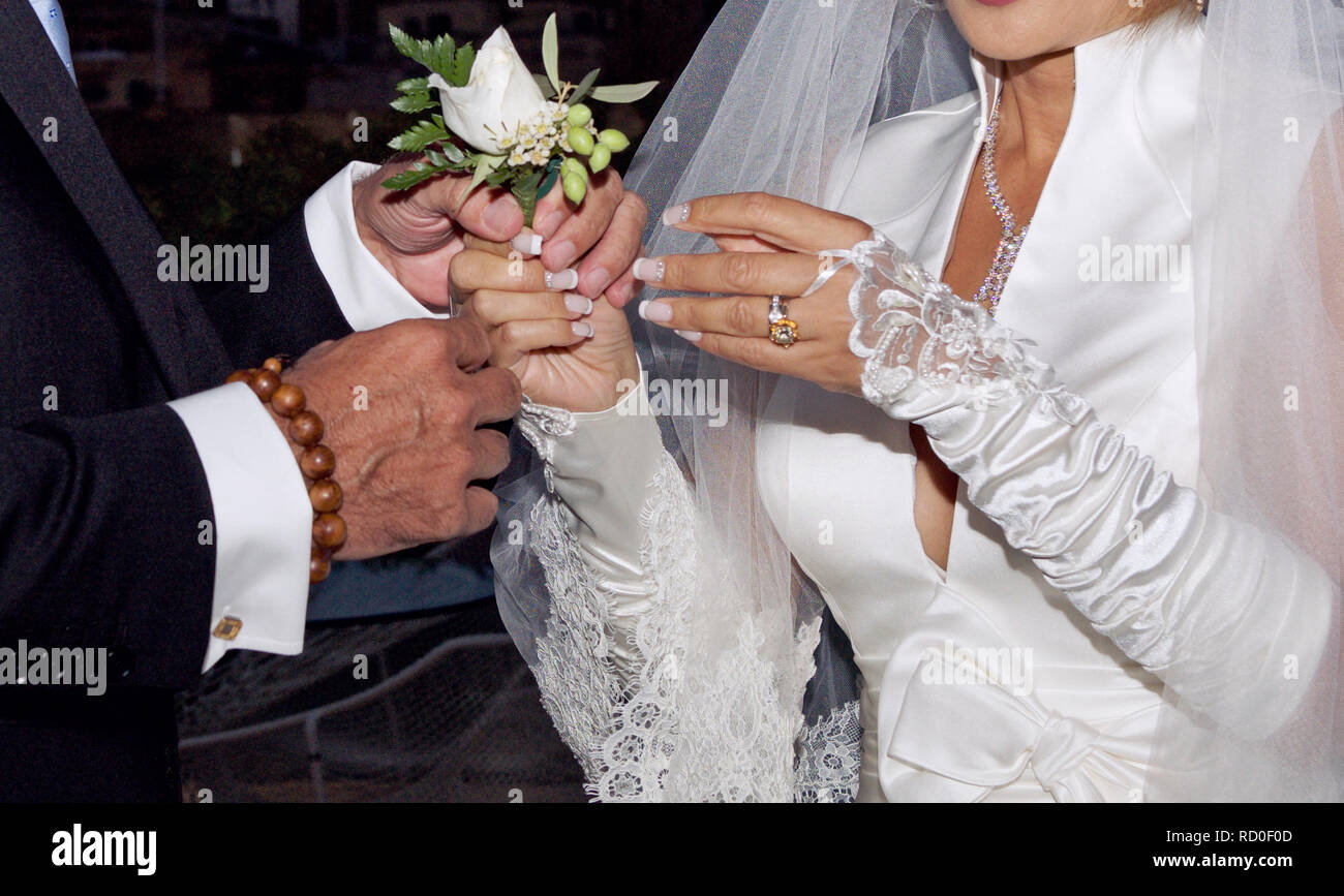 Close-up di una sposa e lo sposo con un fiore corpetto Foto Stock