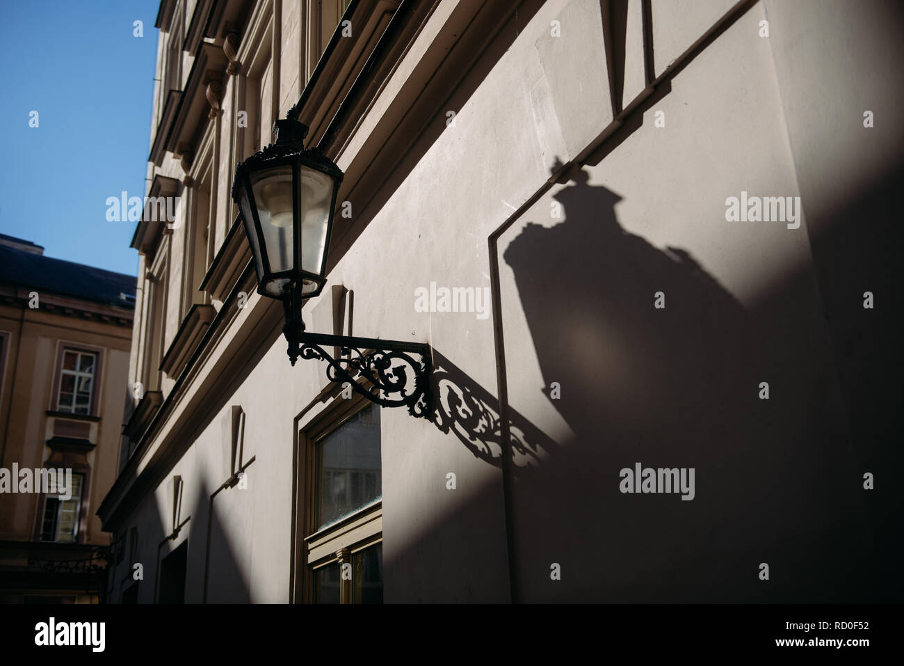 Close-up di una lanterna di strada su un edificio, Praga, Repubblica Ceca Foto Stock