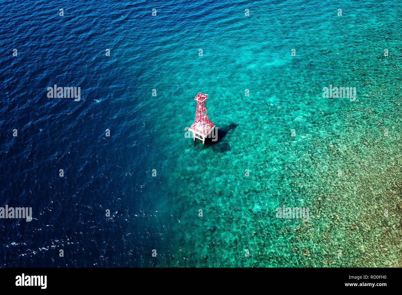 Vista aerea di una piccola casa di luce, Badas Harbour, Sumbawa, Indonesia Foto Stock