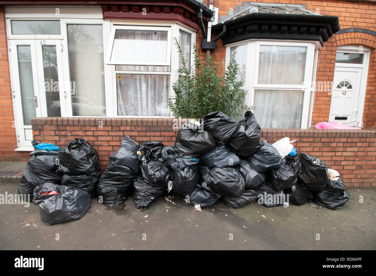 Newland Road, Small Heath, Birmingham ha visto un aumento di rifiuti non riscossi come i rifiuti (bin) collettori prendere azione industriale Foto Stock