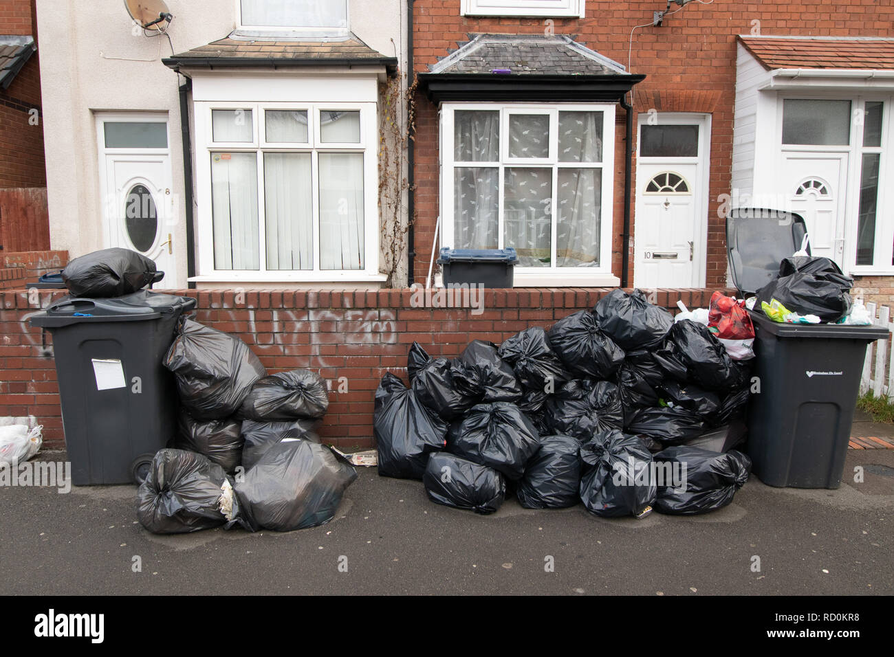 Kenelm Road, Birmingham ha visto un aumento di rifiuti non riscossi come i rifiuti (bin) collettori prendere azione industriale Foto Stock