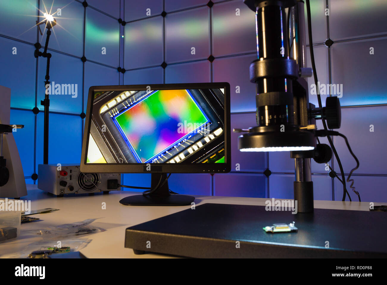 Laboratorio di chip a semiconduttore. Lo sviluppo della moderna elettronica. crystal chip nel microscopio Foto Stock