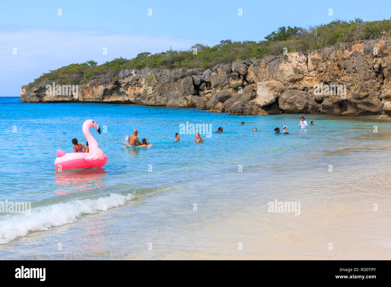 La gente di nuoto a Playa Kenepa Chiki Foto Stock