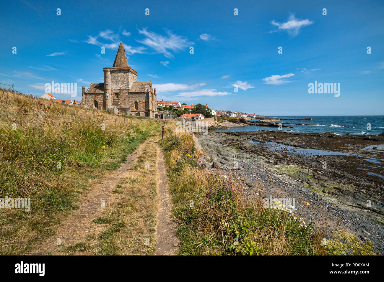 St Monans Kirk, sentiero costiero, lungomare, Neuk di Fife, Fifeshire, Scotland, Regno Unito Foto Stock