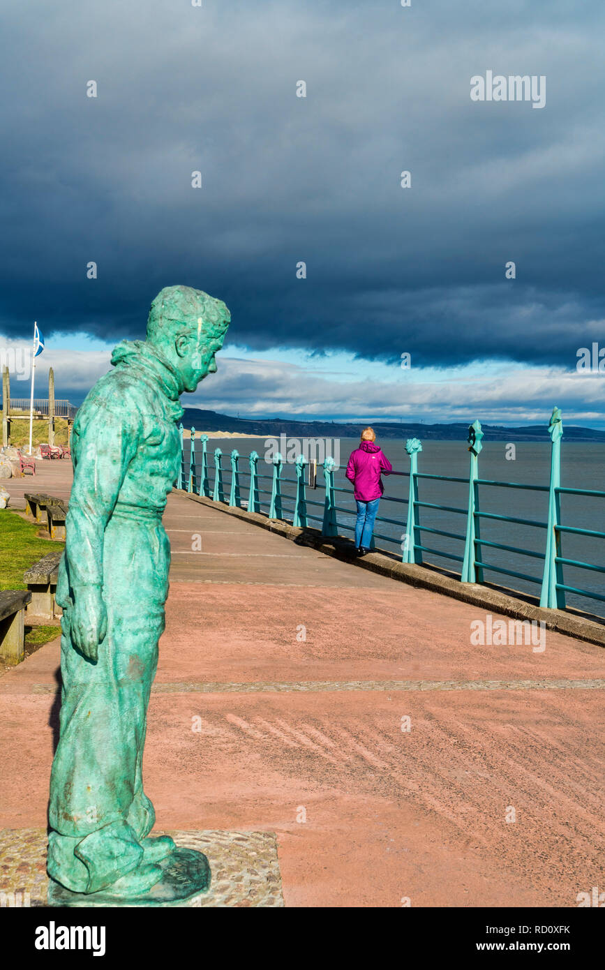 Montrose spiaggia, il lungomare, il lungomare, il marinaio statua, Angus, Scotland Regno Unito Foto Stock