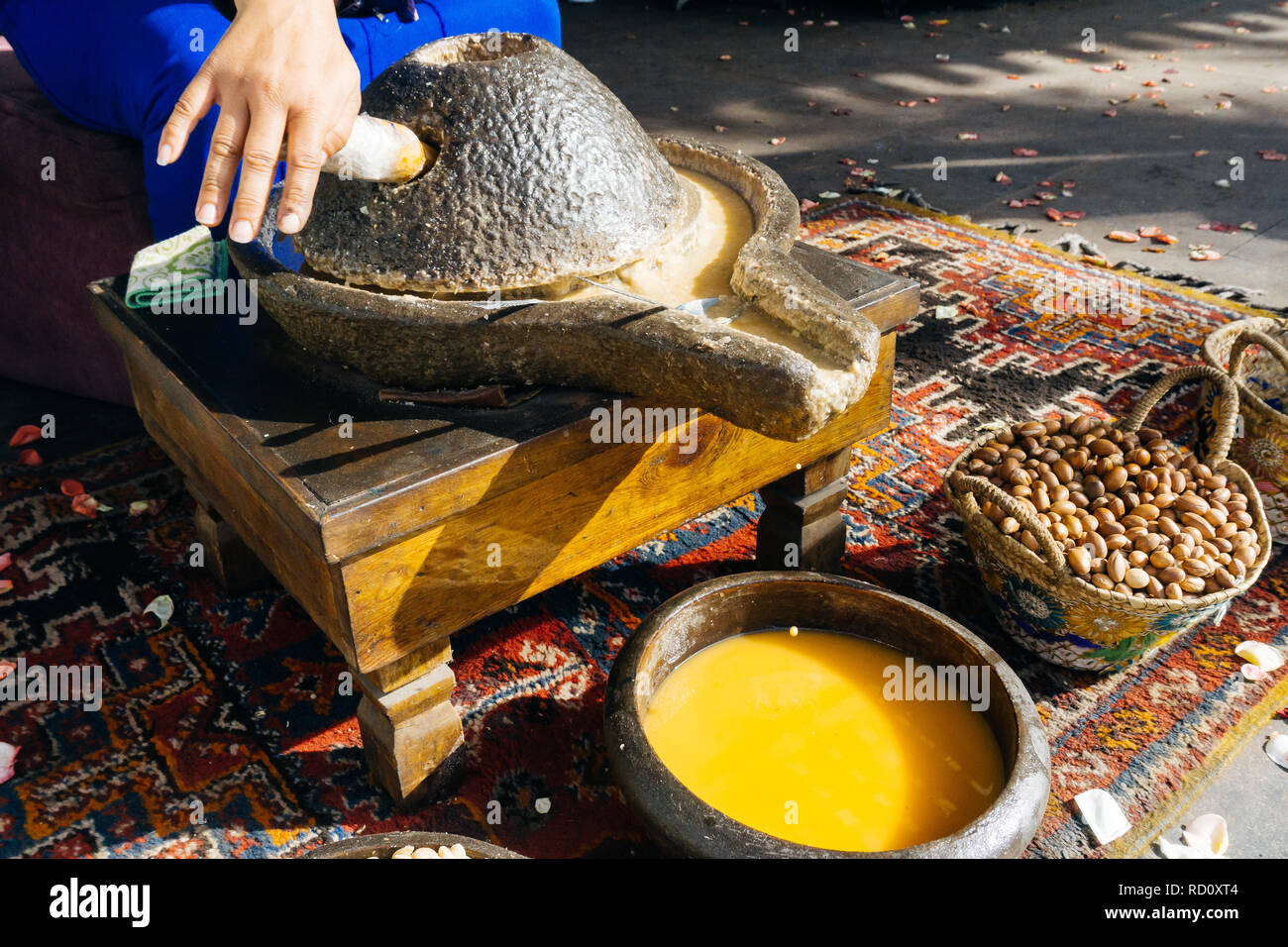 Olio di Argan. Realizzazione di argan olio di argan, noci e semi in Marocco. Metodo tradizionale Foto Stock