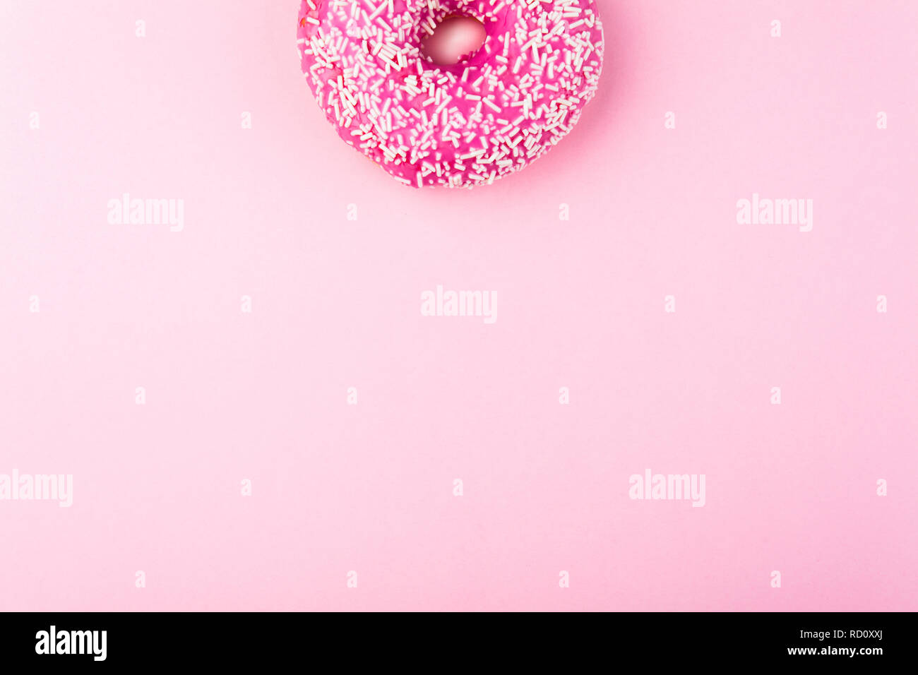 Donuts con glassa di pastello su sfondo rosa Foto Stock