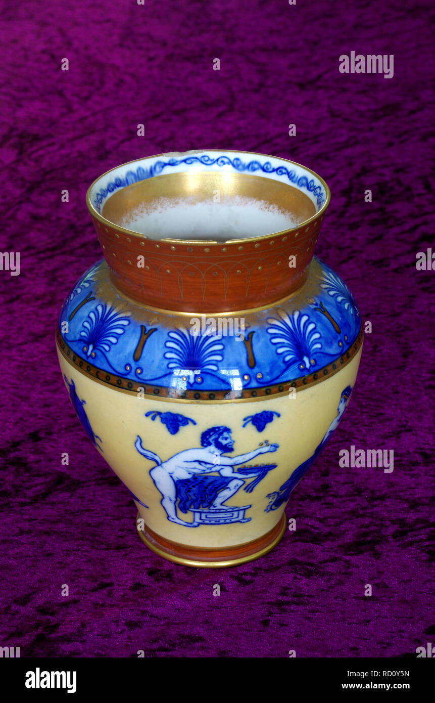 Royal Doulton urna o pentola in uno stile Greco Foto Stock