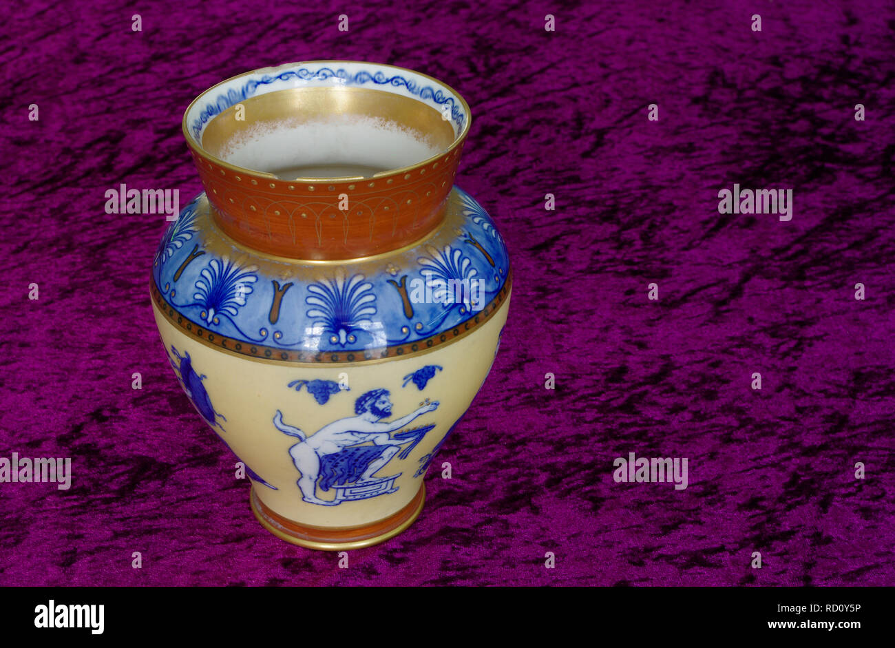 Royal Doulton urna o pentola in uno stile Greco Foto Stock