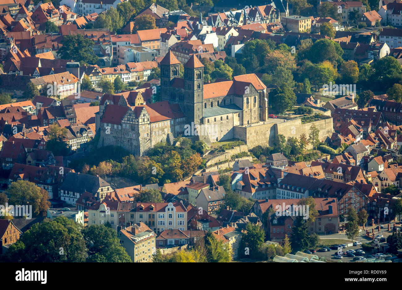 Vista aerea, museo del Castello di Quedlinburg, la porta del castello, la città vecchia con Burgberg-Sankt Wiperti-Münzenberg, Castle Mountain, Quedlinburg città vecchia, district Foto Stock