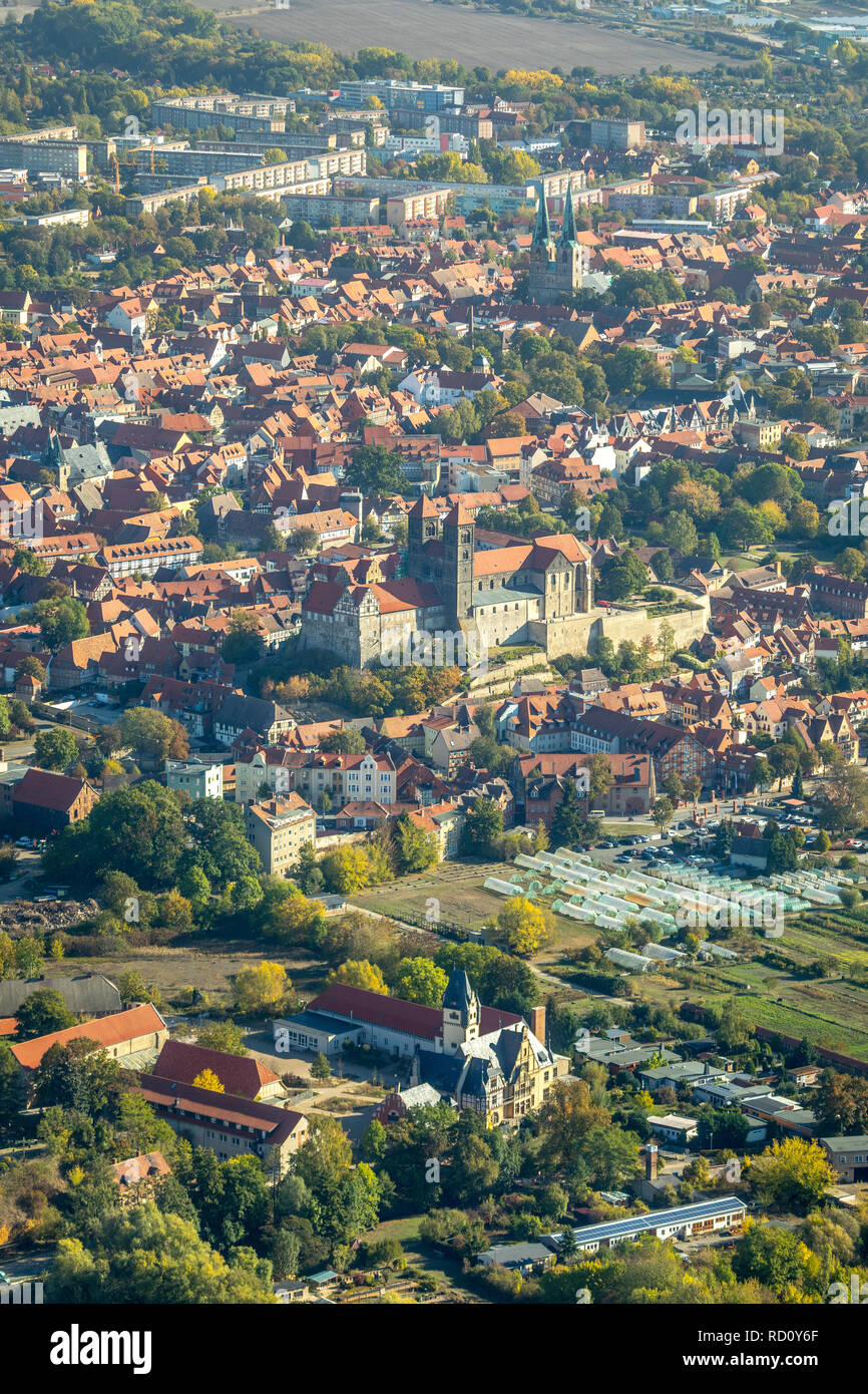 Vista aerea, museo del Castello di Quedlinburg, la porta del castello, la città vecchia con Burgberg-Sankt Wiperti-Münzenberg, Castle Mountain, Quedlinburg città vecchia, district Foto Stock