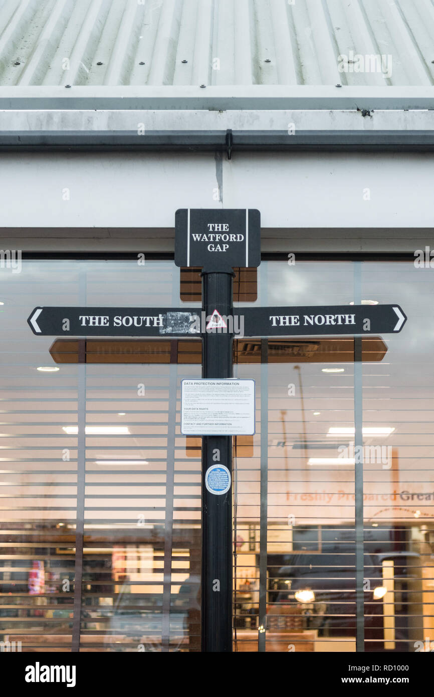 Il Watford Gap signpost, Watford Gap Servizi autostrada M1 in direzione nord, verso nord e sud, Watford Gap, Northamptonshire, England, Regno Unito Foto Stock