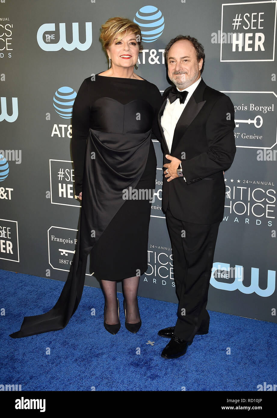 SANTA MONICA, CA - 13 gennaio: Caroline Aaron (L) e Kevin Pollak arrivano al La ventiquattresima edizione critica' Choice Awards assiste la ventiquattresima edizione critica Foto Stock