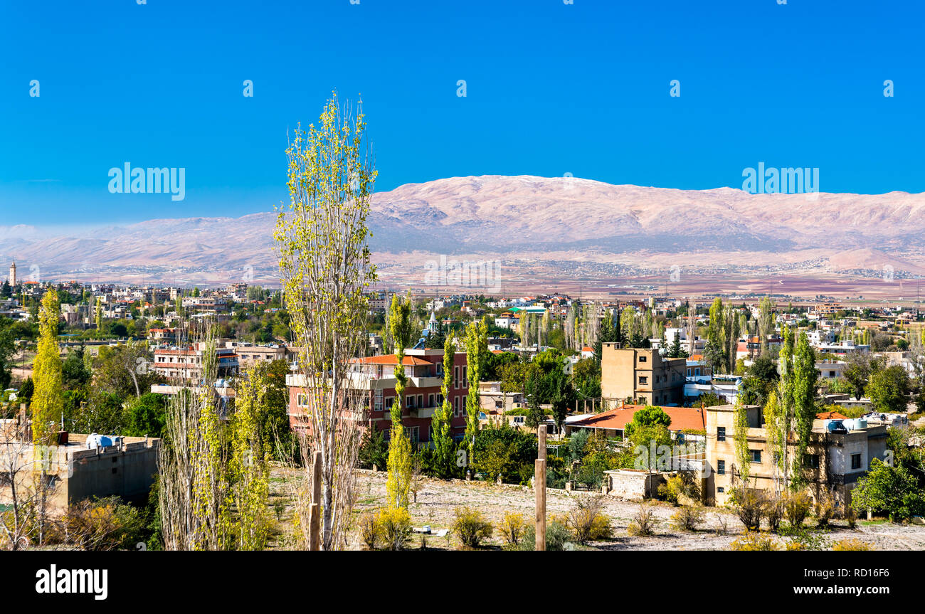 Vista di Baalbek comune con le montagne sullo sfondo - Libano Foto Stock