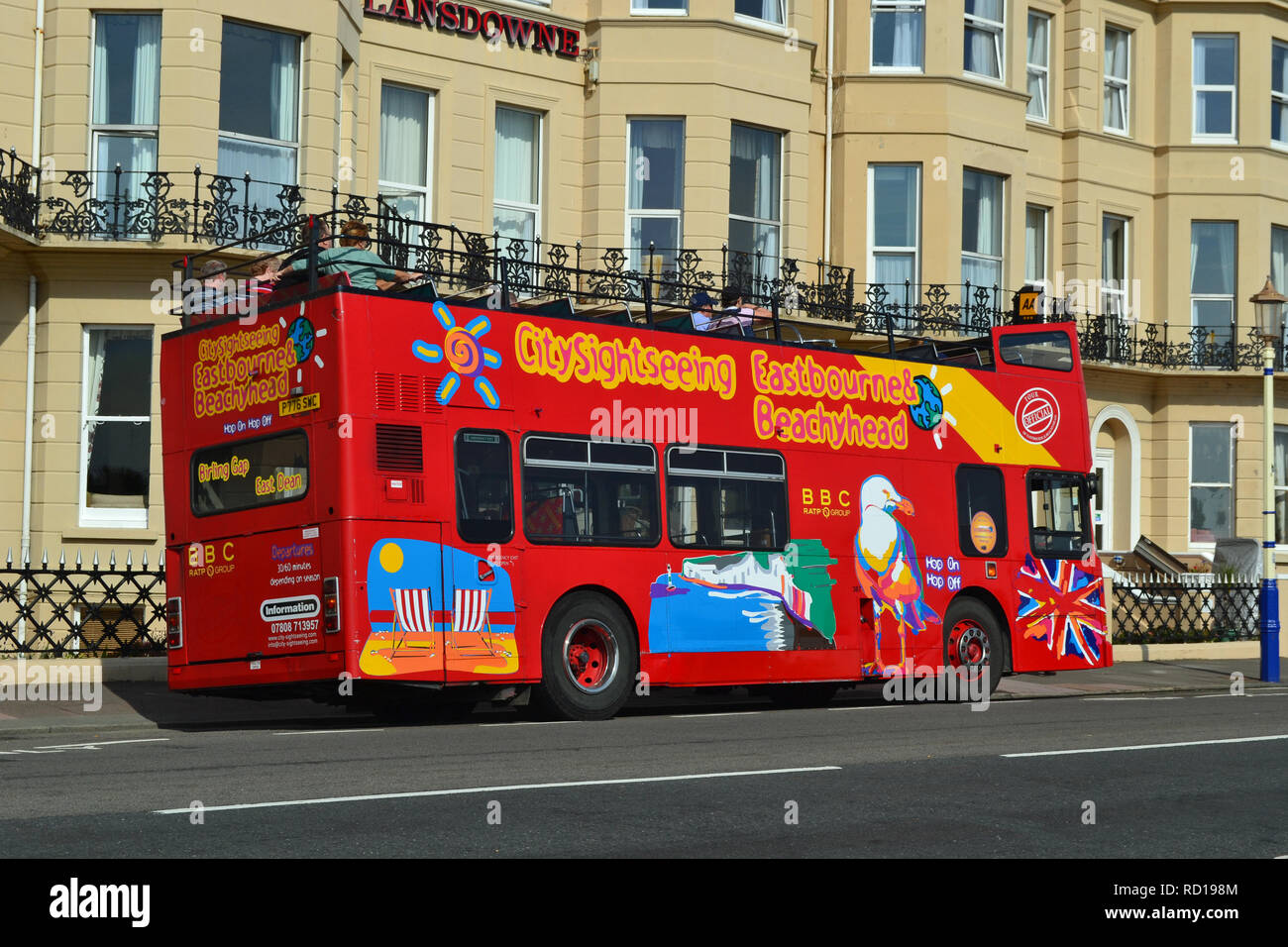 Eastbourne City Sightseeing Bus fuori il Lansdowne Hotel lungomare di Eastbourne, Regno Unito Foto Stock