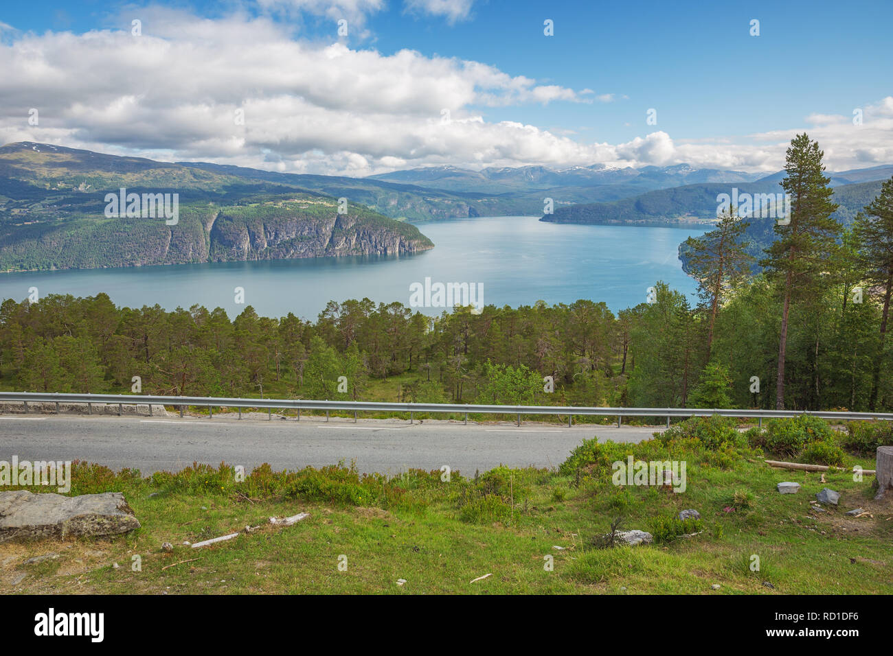 Guardando verso il basso al Innvikfjord sul modo per Utvik Foto Stock