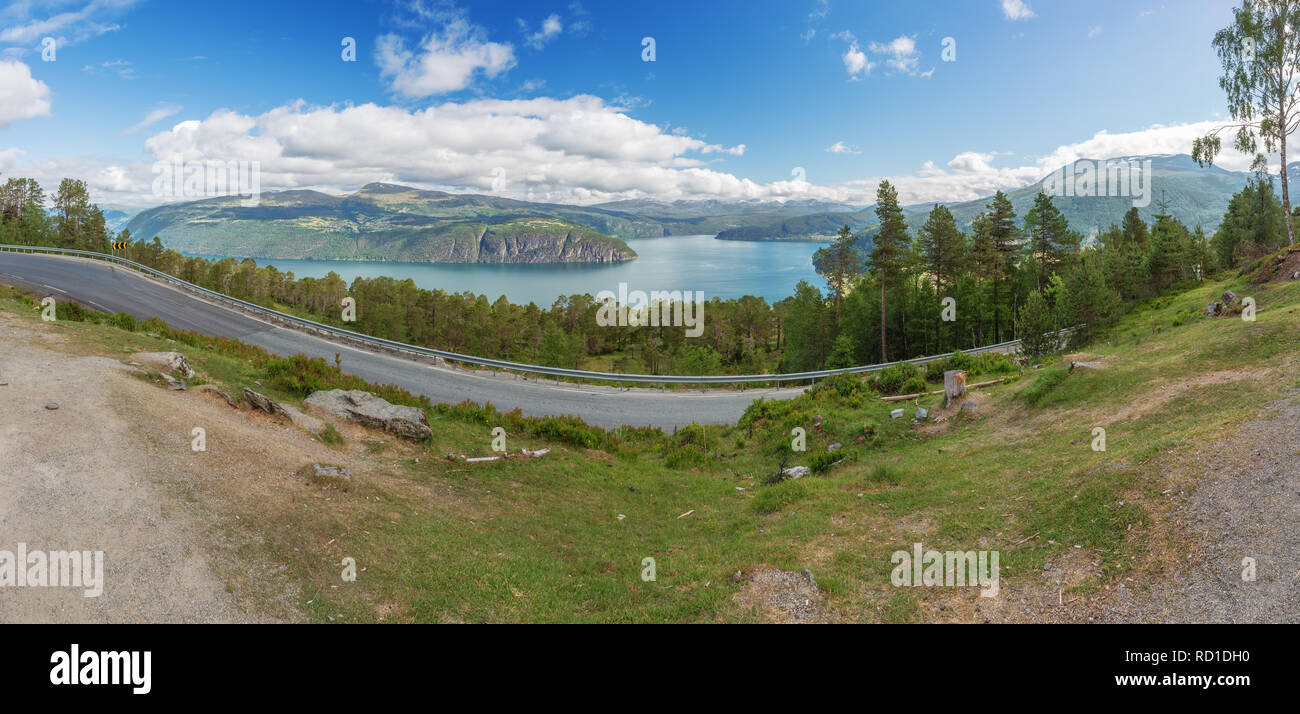 Vista panoramica della Innvikfjord durante la guida verso il basso per Utvik Foto Stock
