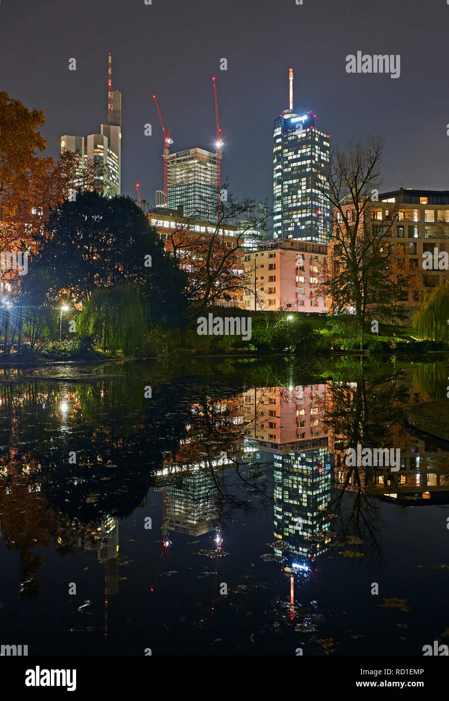 Quartiere degli affari di Francoforte si riflette nel lago illuminata di notte Foto Stock