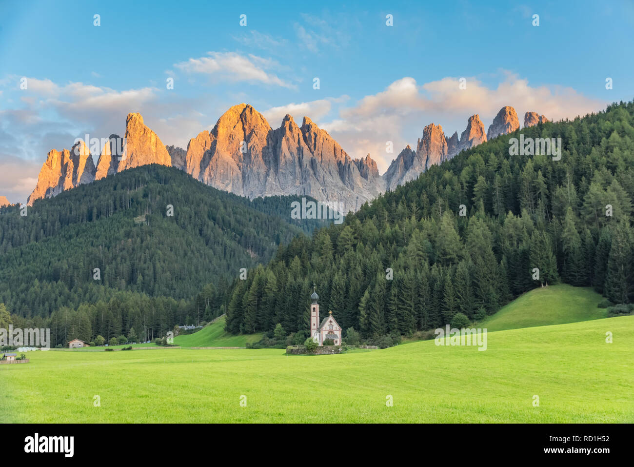 meraviglioso-paesaggio-soleggiato-delle-alpi-dolomitiche-st-johann
